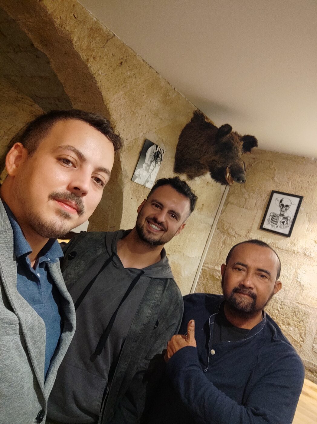 Deden Effendi avec des élèves à Bordeaux